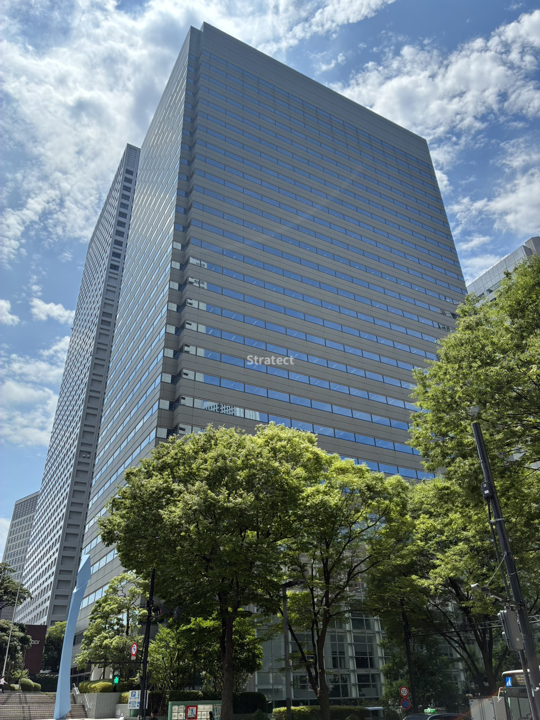 新宿モノリス